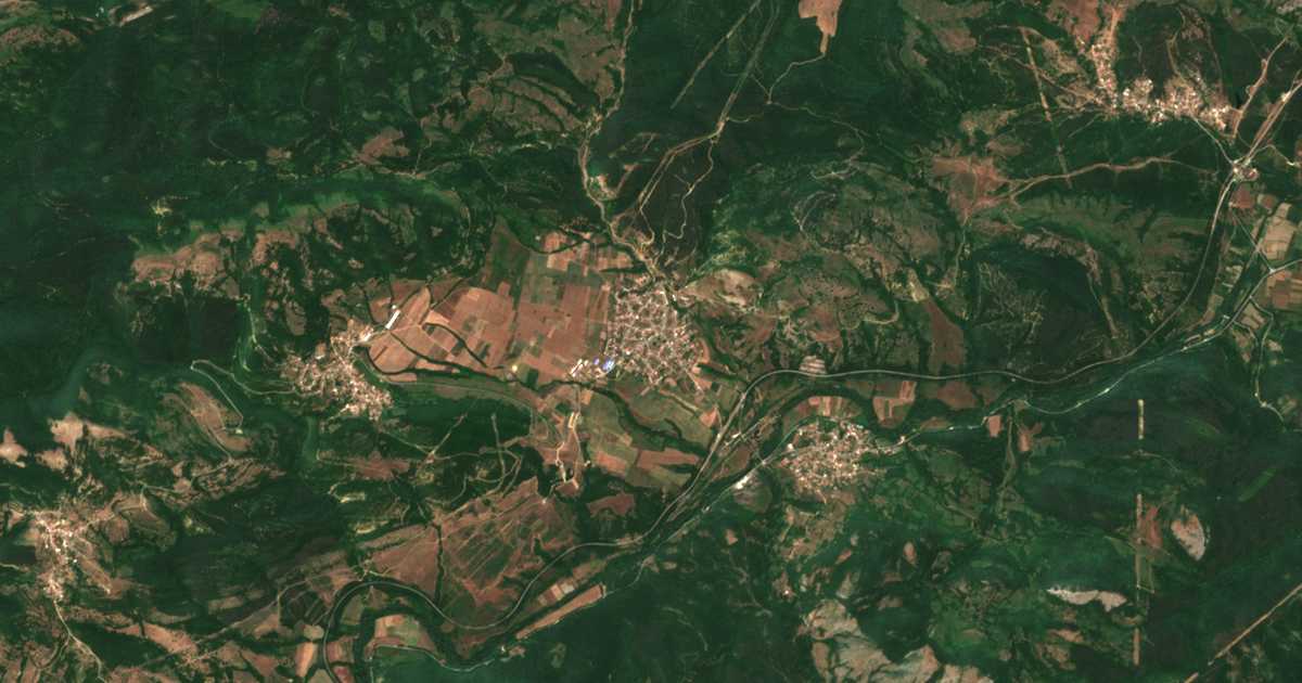 Carte satellite de Trǎnak
