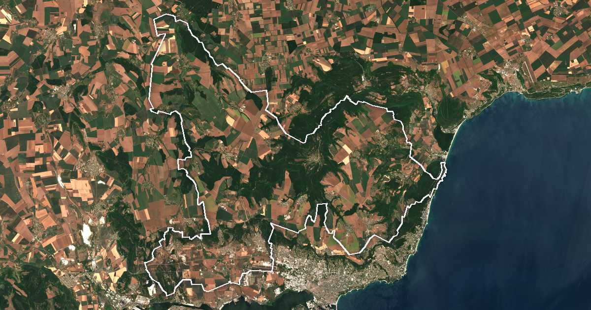 Image satellite avec la limite tracée: Aksakovo