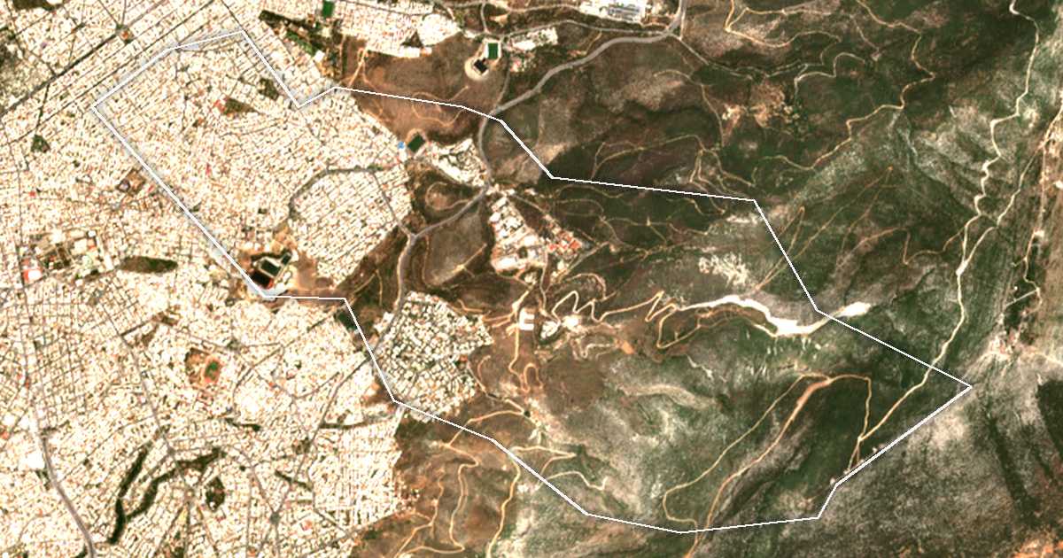 Image satellite avec la limite tracée: Výronas