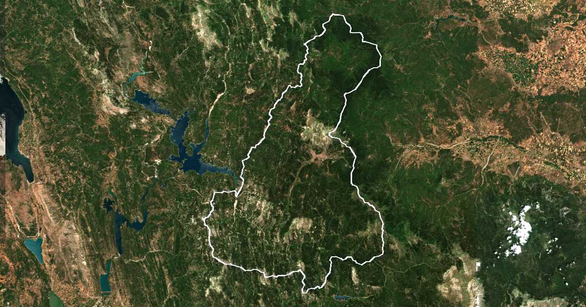 Image satellite avec la limite tracée: de Karpenísi