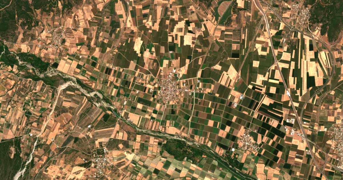 Carte satellite de Lianiokládhi