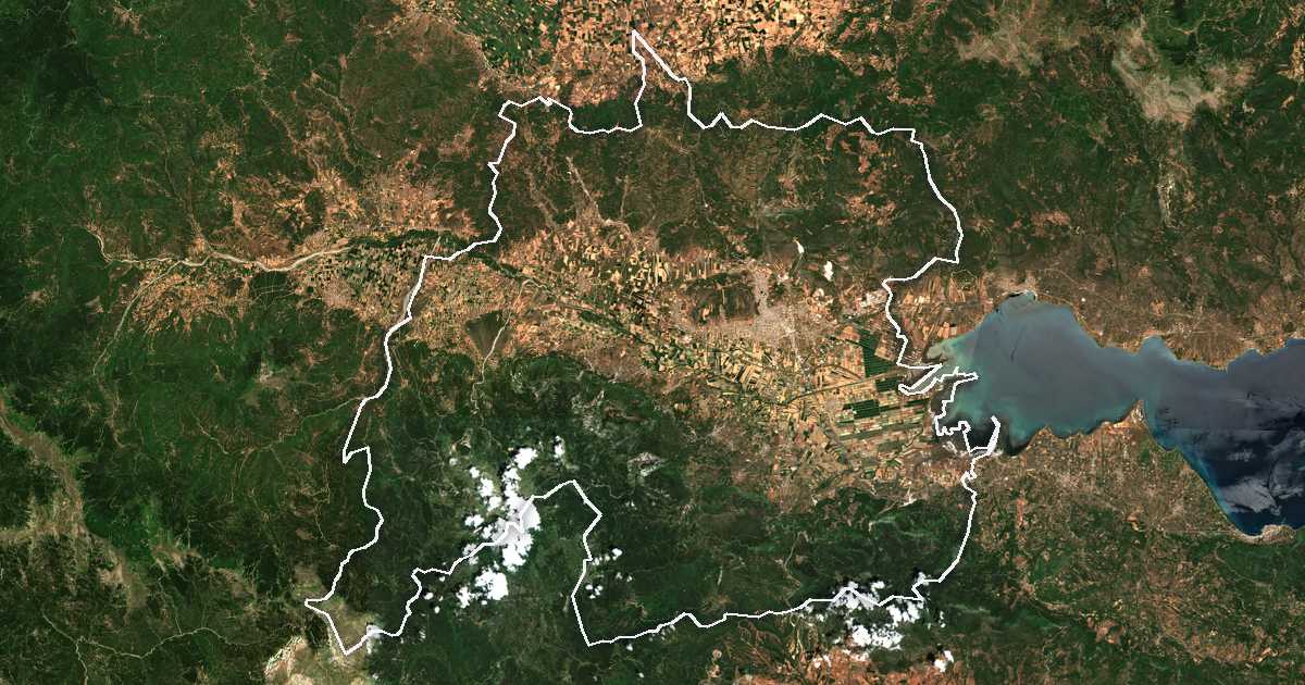 Image satellite avec la limite tracée: de Lamía