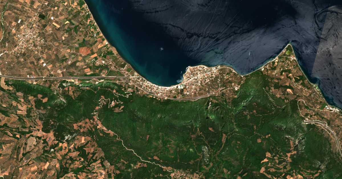 Carte satellite de Kaména Voúrla