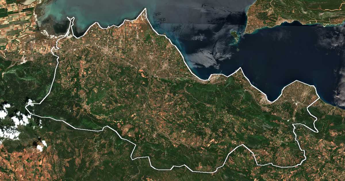 Image satellite avec la limite tracée: Kaména Voúrla