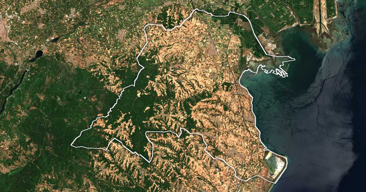 Image satellite avec la limite tracée: Pýdna-Kolindrós
