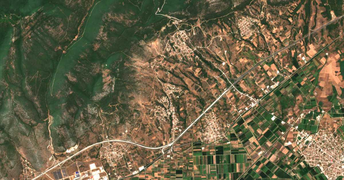 Carte satellite de Pérni