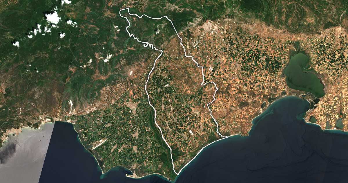 Image satellite avec la limite tracée: de Tópiros
