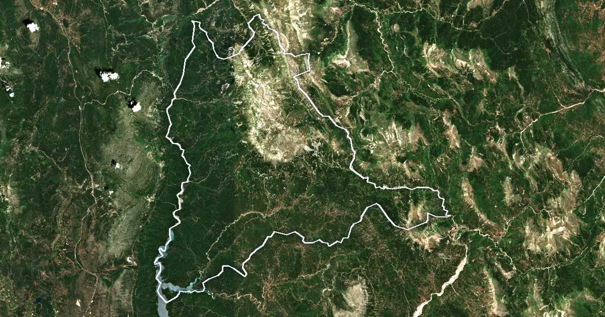 Image satellite avec la limite tracée: Tzoumérka-Centrales