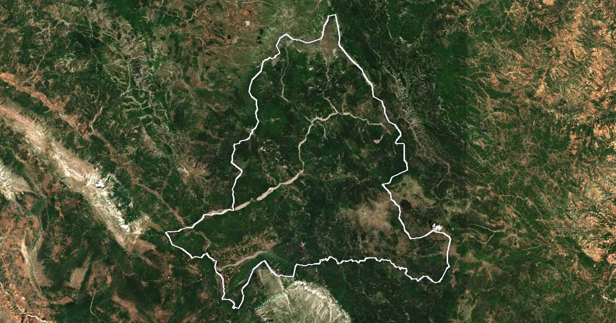 Image satellite avec la limite tracée: de Kónitsa