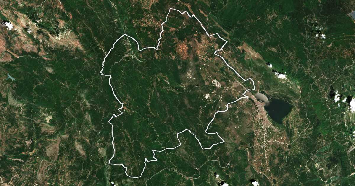 Image satellite avec la limite tracée: de Zítsa