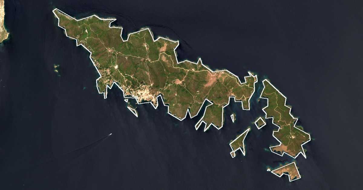 Image satellite avec la limite tracée: d'Inoússes