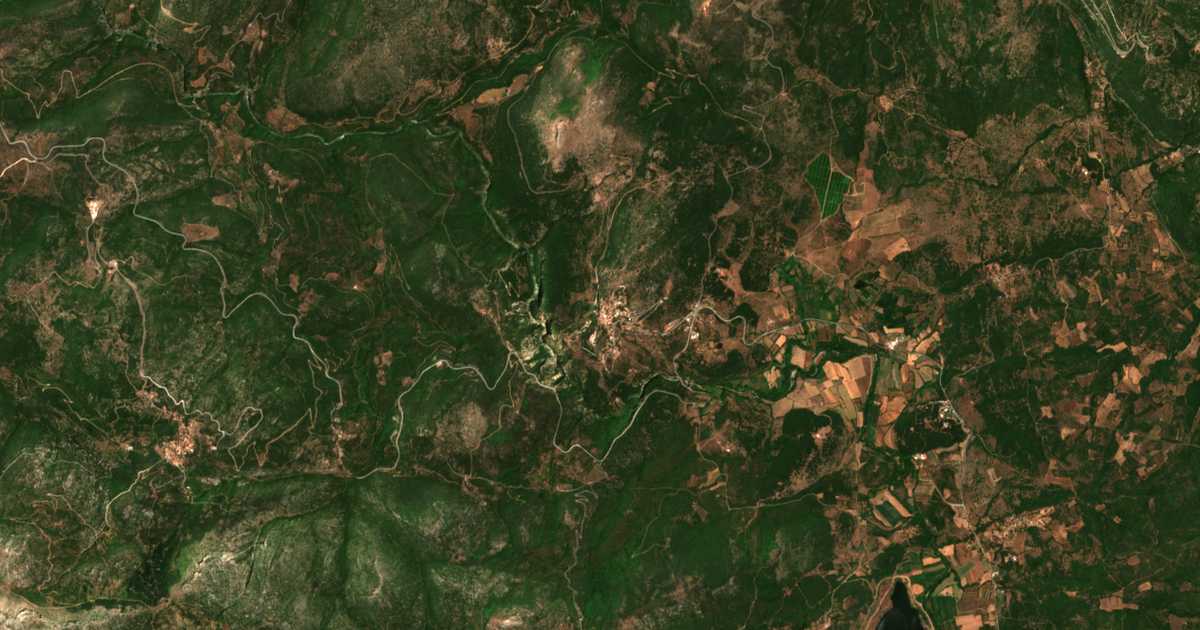 Carte satellite de Karýtena