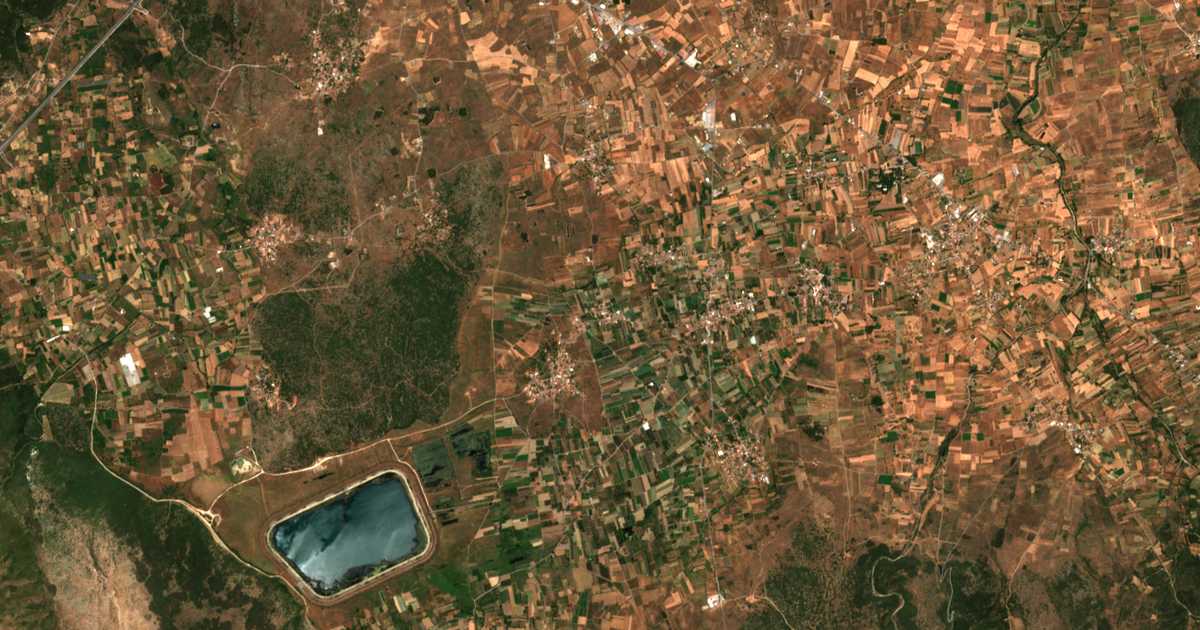 Carte satellite de Stríngos