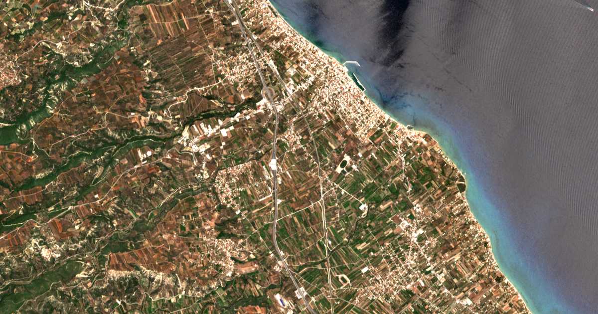 Carte satellite de Dourvatióna