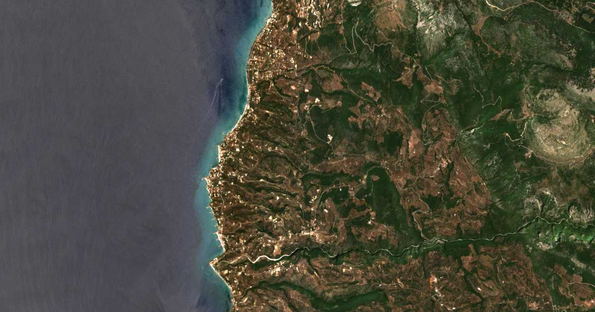 Carte satellite de Mikrí Mandínia