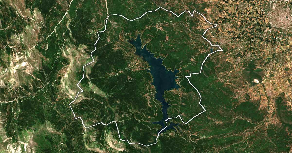 Image satellite avec la limite tracée: Lac Plastiras