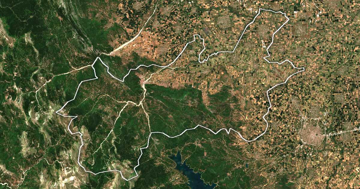 Image satellite avec la limite tracée: Mouzáki