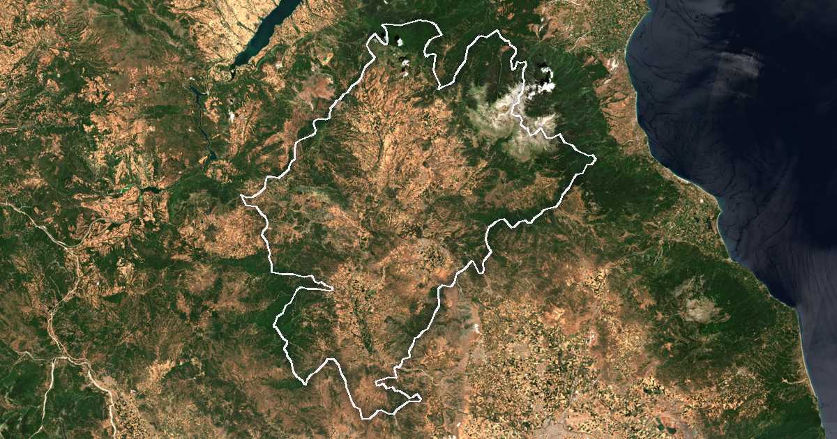 Image satellite avec la limite tracée: d'Elassóna