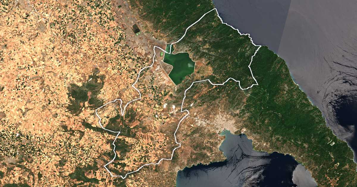 Image satellite avec la limite tracée: Rígas Feréos