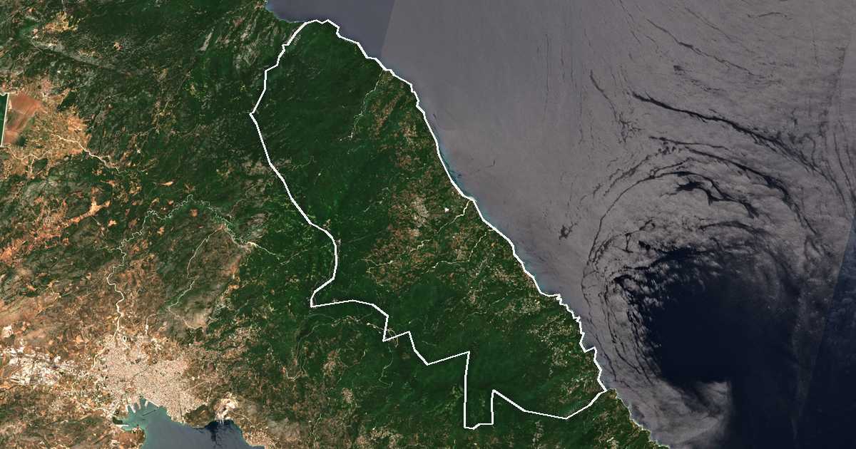 Image satellite avec la limite tracée: Zagorá-Mourési