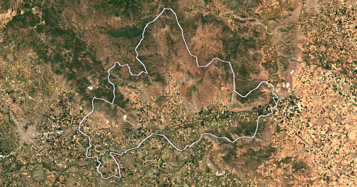 Image satellite avec la limite tracée: de Farkadóna