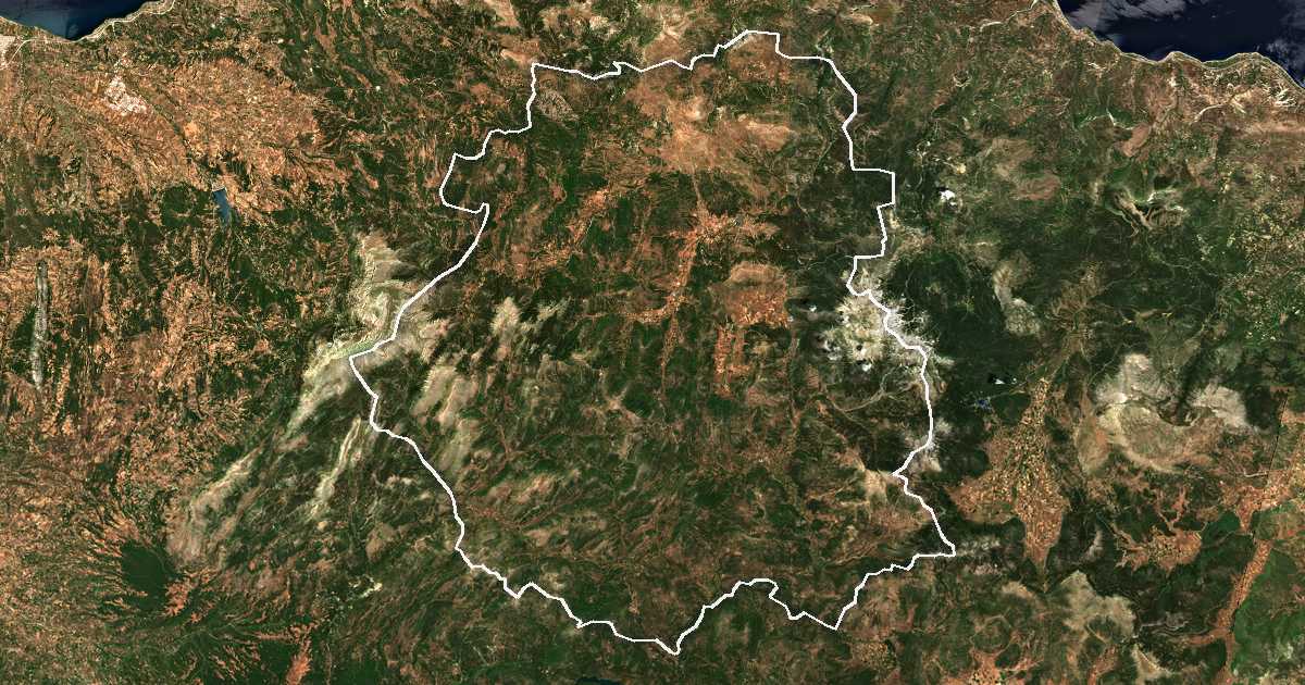 Image satellite avec la limite tracée: de Kalávryta