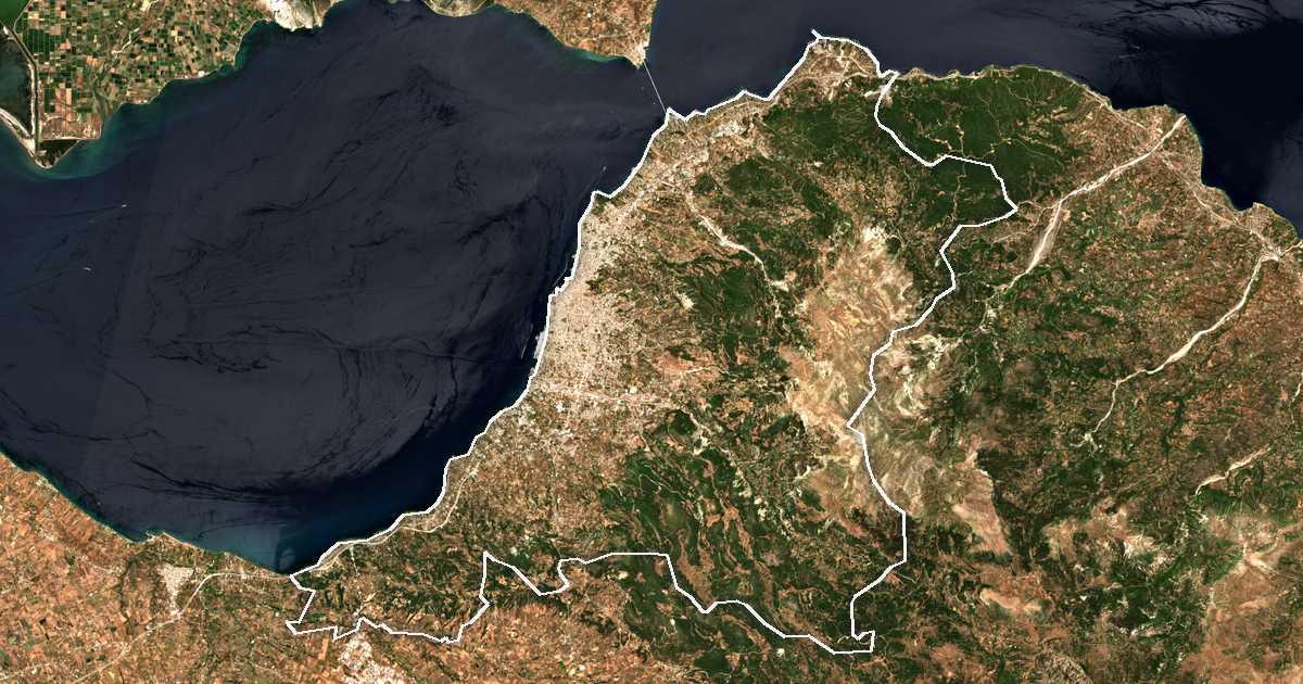 Image satellite avec la limite tracée: de Patras