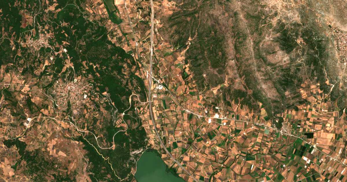 Carte satellite de Kouvarás