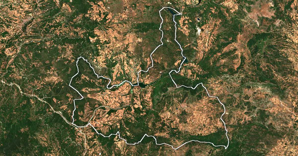 Image satellite avec la limite tracée: Deskáti
