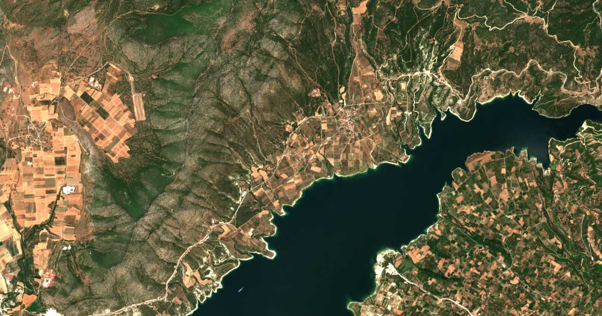 Carte satellite de Ávra